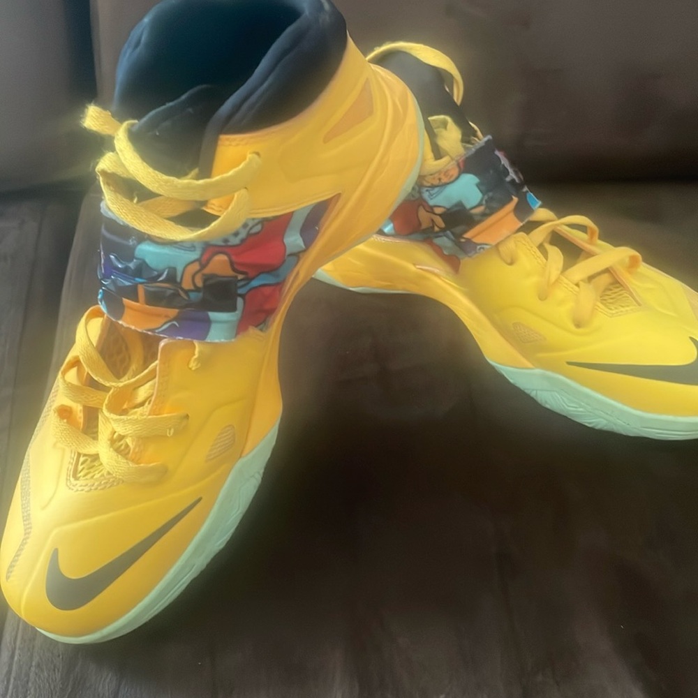 Nike Shoe - Nike Lebron Soldier Zoom Us size 9